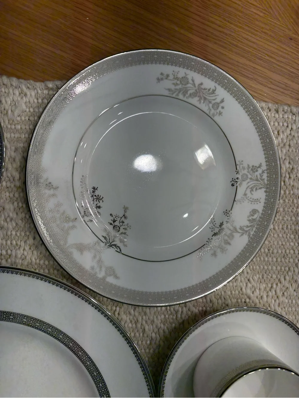 Vera Wang Wedgwood Bone China White Platinum Silver Lace Dinnerware 5 piece set